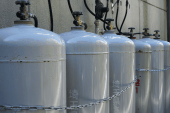 LPガスのボンベが安全に並べられている画像